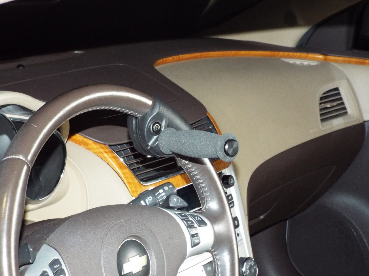 single pin foam grip driving aid