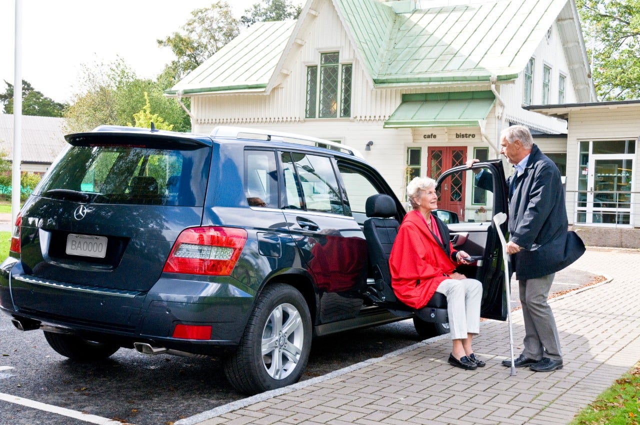 Turny Evo Turning Transfer Seat in use couple