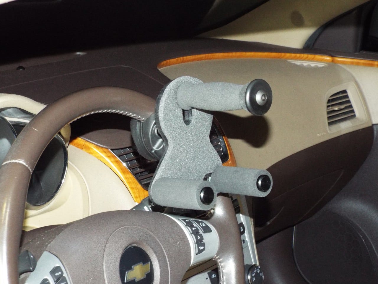 tri pin grip steering driving aid