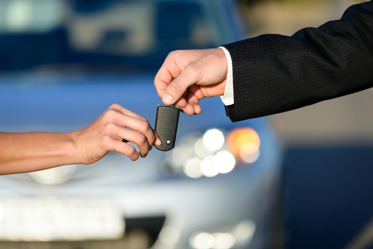 dealer handing over keys for wheelchair van rental